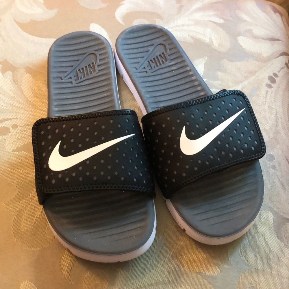 NWOT Nike flip flops size 9